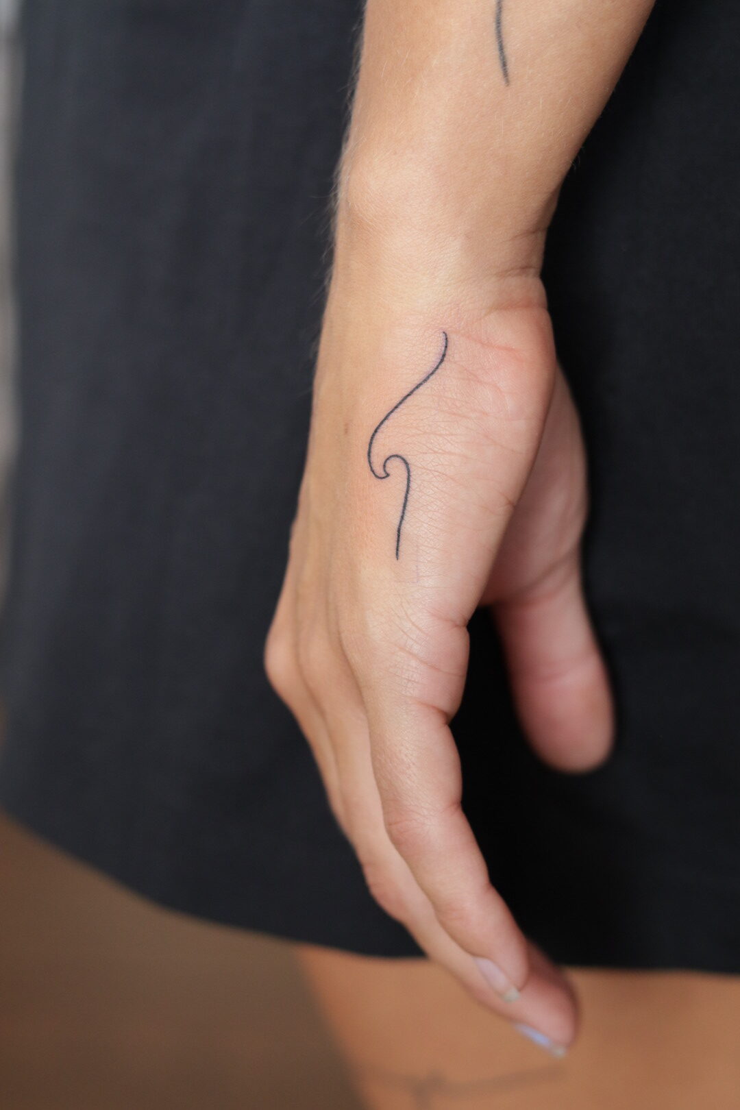 tatuerad våg på hand